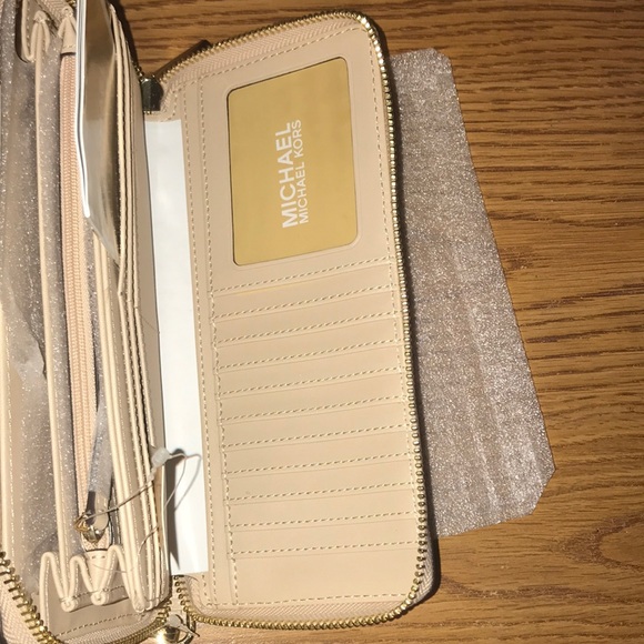 Michael Kors- Jet Set Large Leather Continental Wristlet in Soft Pink - Picture 5 of 6